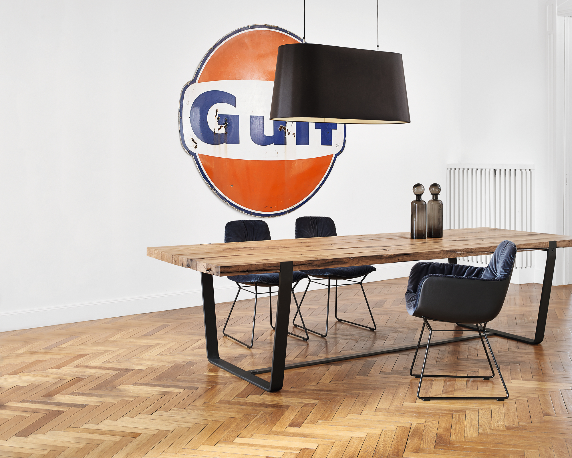 BB 11 Clamp Tisch Eiche Janua: Moderner Esstisch aus Eiche mit schwarzen Metallbeinen im Esszimmer.