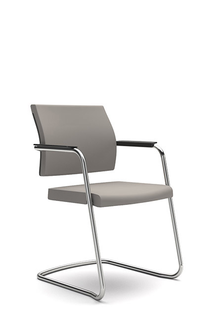 YOSTERis3 Freischwinger von Interstuhl, Bürostuhl mit Armlehnen und grauem Bezug, modernes Design mit Chromgestell.