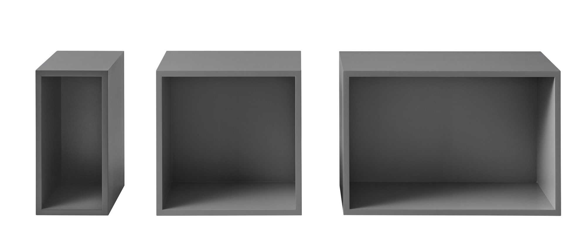 Graues Muuto Stacked Storage System 2.0 Regalsystem, drei modulare Würfel in verschiedenen Größen.