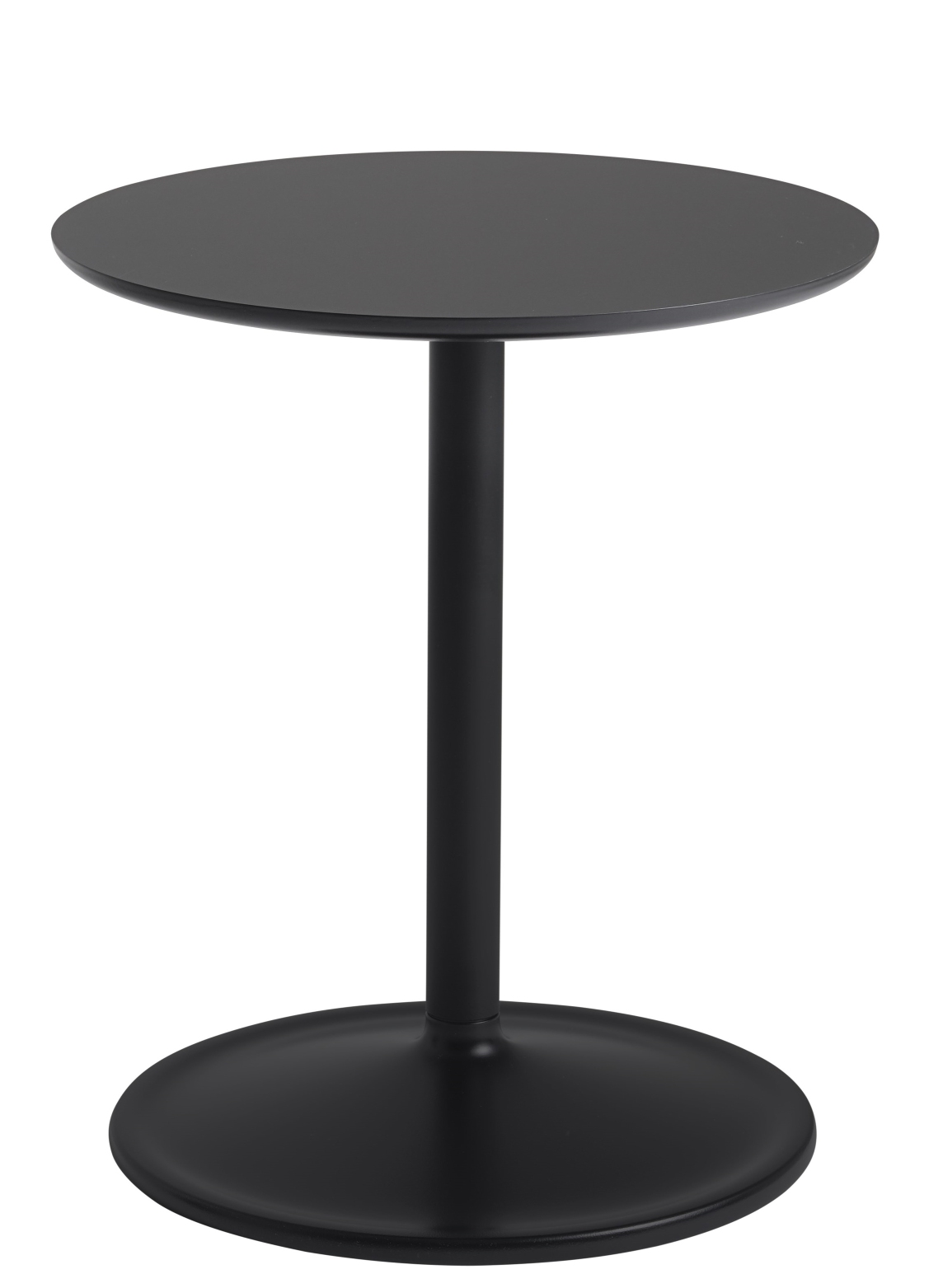 Schwarzer Muuto Soft Side Table Beistelltisch mit runder Tischplatte und Fuß auf weißem Hintergrund.