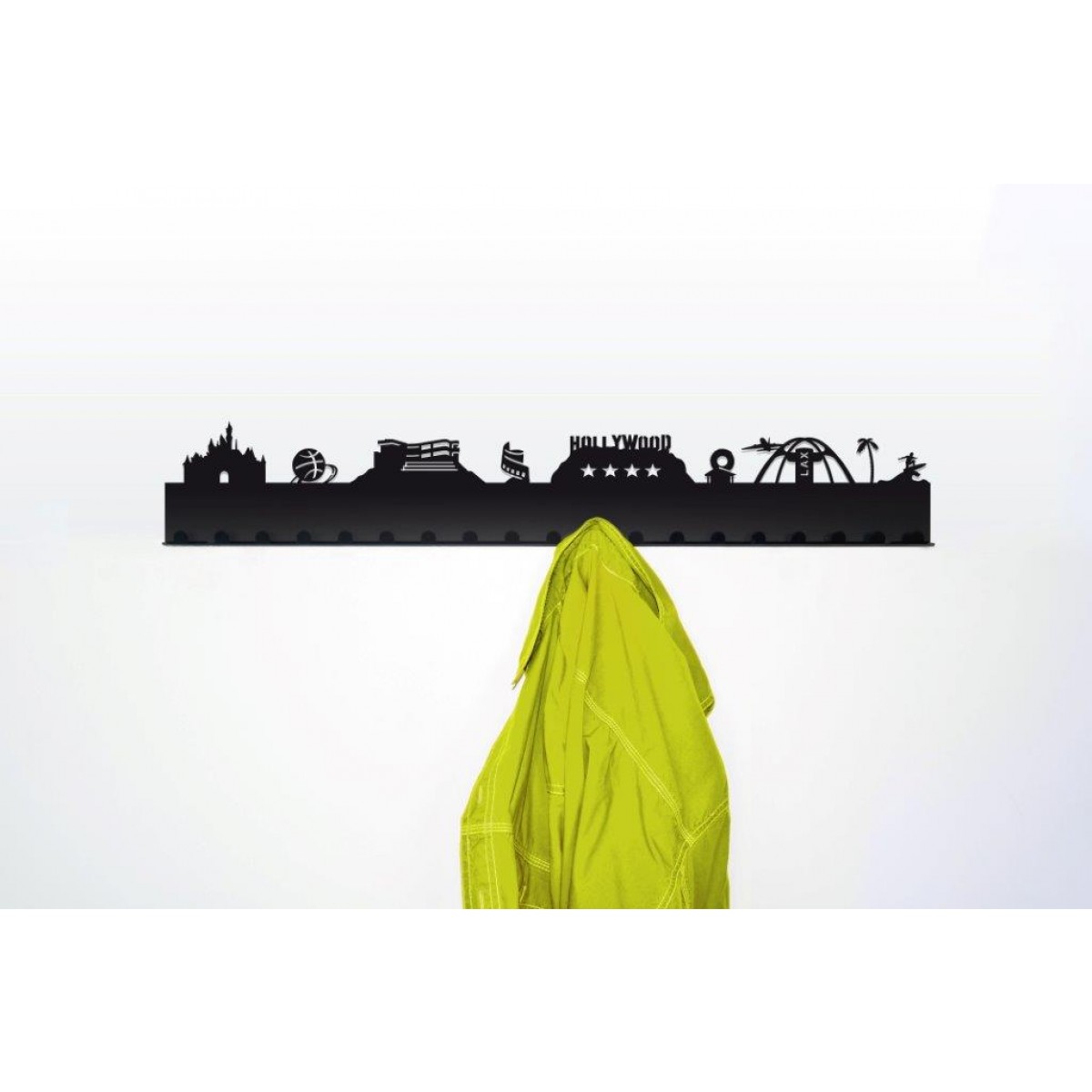 Schwarze Garderobe mit Hollywood Skyline Design und gelber Jacke an weißer Wand.