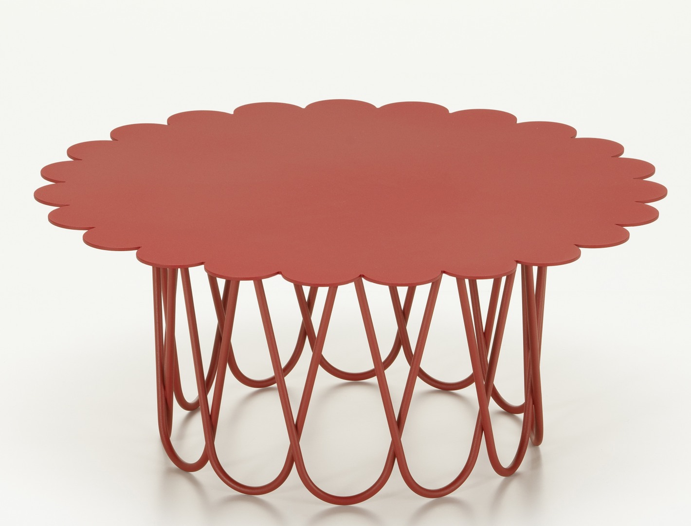 Roter Flower Table von Vitra: Beistelltisch mit blütenförmiger Tischplatte und filigranem Metallgestell.