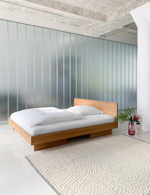 ZIANS Bett Large mit hellem Holzrahmen und geteilten Beinen, minimalistisches Design für modernes Schlafzimmer.