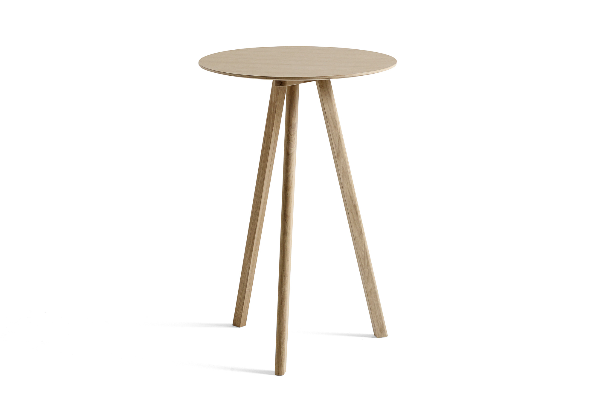 Hay Copenhague Stehtisch CPH 20 aus hellem Holz mit runder Tischplatte und drei Beinen.