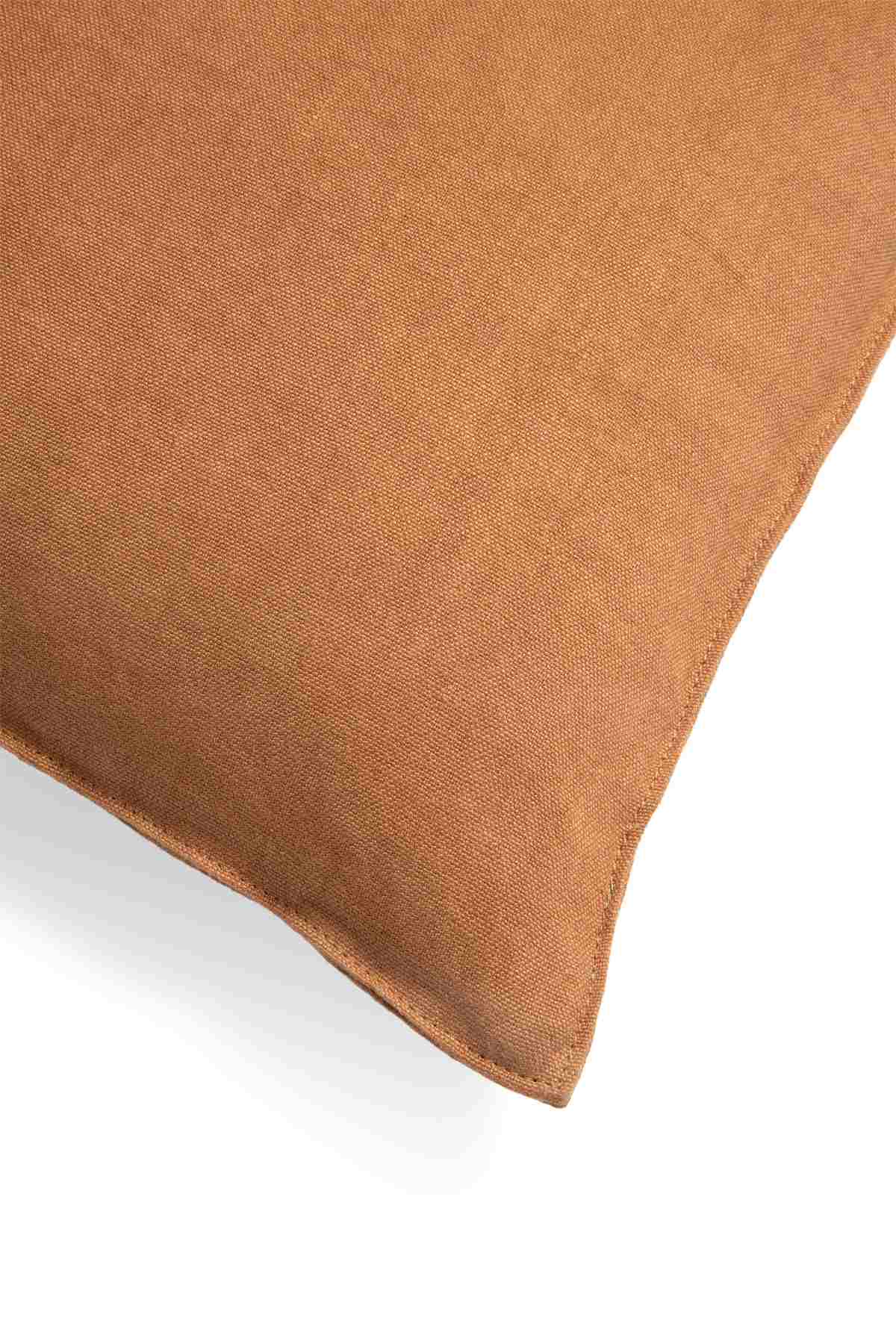 Detailaufnahme des Ethnicraft Lin Cushion Kissens (60x40 cm) in warmem Braun. Dekokissen aus Leinen für Wohnzimmer und Schlafzimmer.