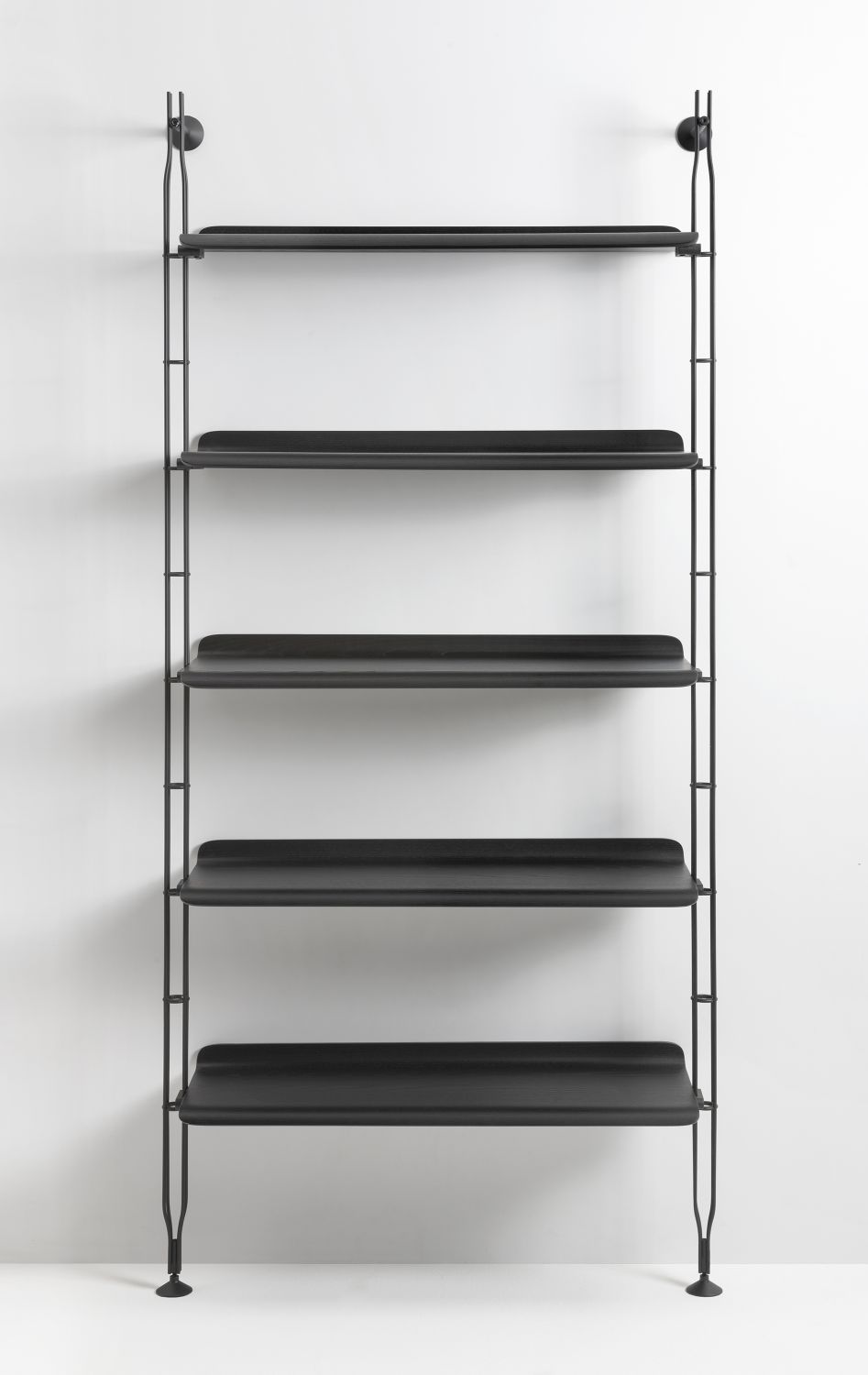 Schwarzes Adam Regal von Kartell aus Esche mit fünf Ablageflächen vor weißem Hintergrund.