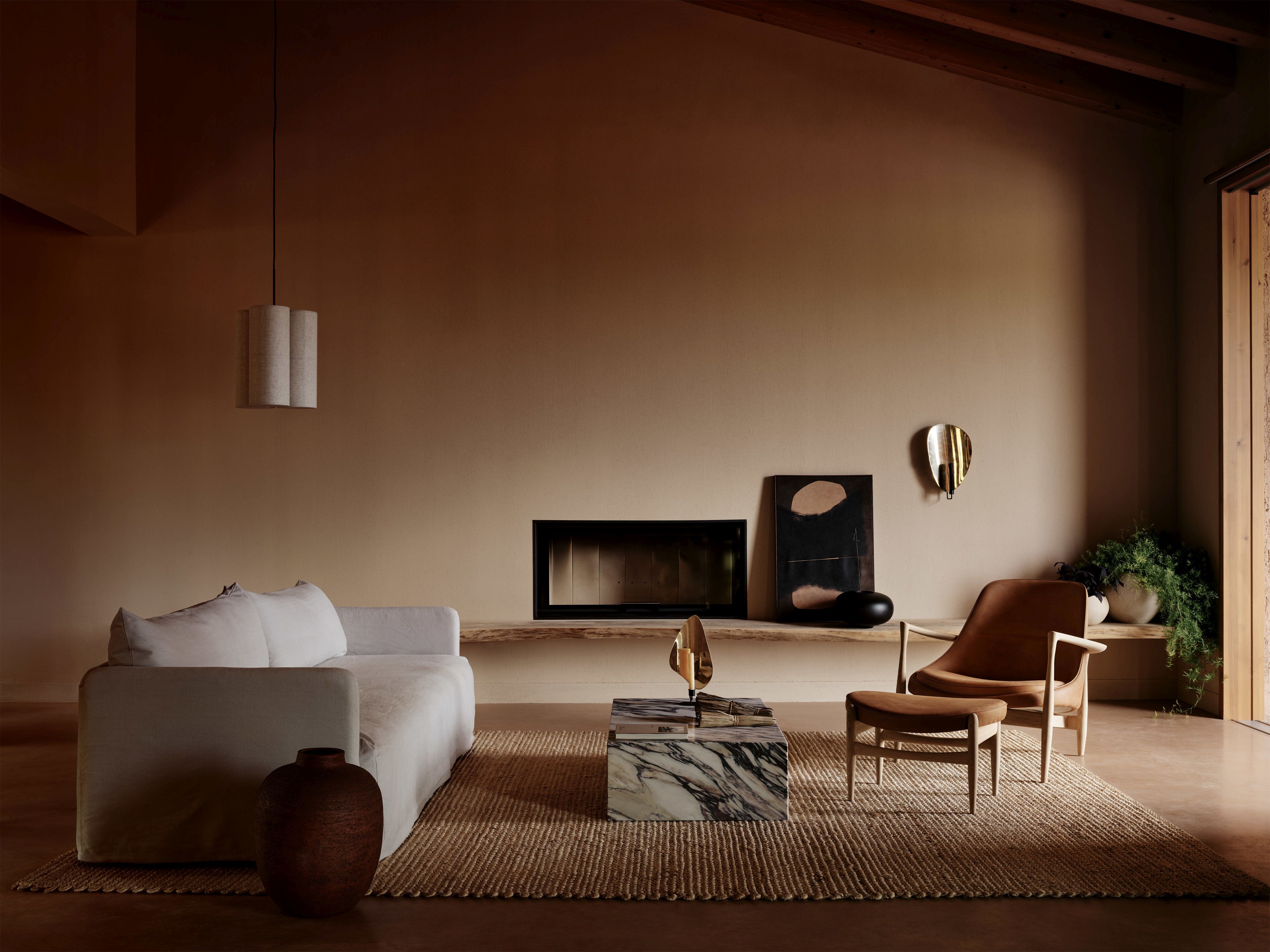 Audo Copenhagen Offset Sofa 3-Sitzer in hellem Wohnzimmer mit Teppich, Sessel und Marmor-Couchtisch.