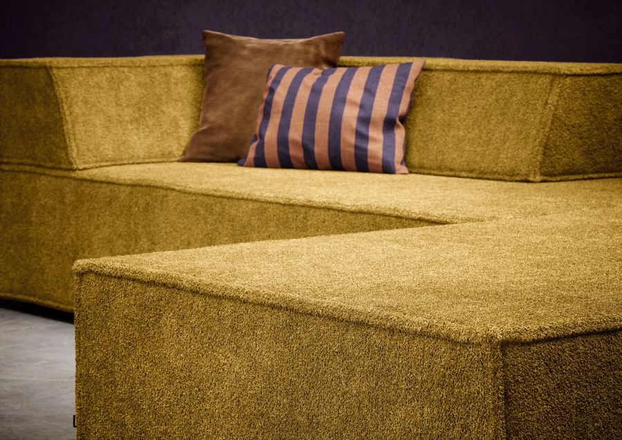 Nahaufnahme des modularen Trio Sofas in Senfgelb mit Zierkissen, Eckkombination für Wohnzimmer.