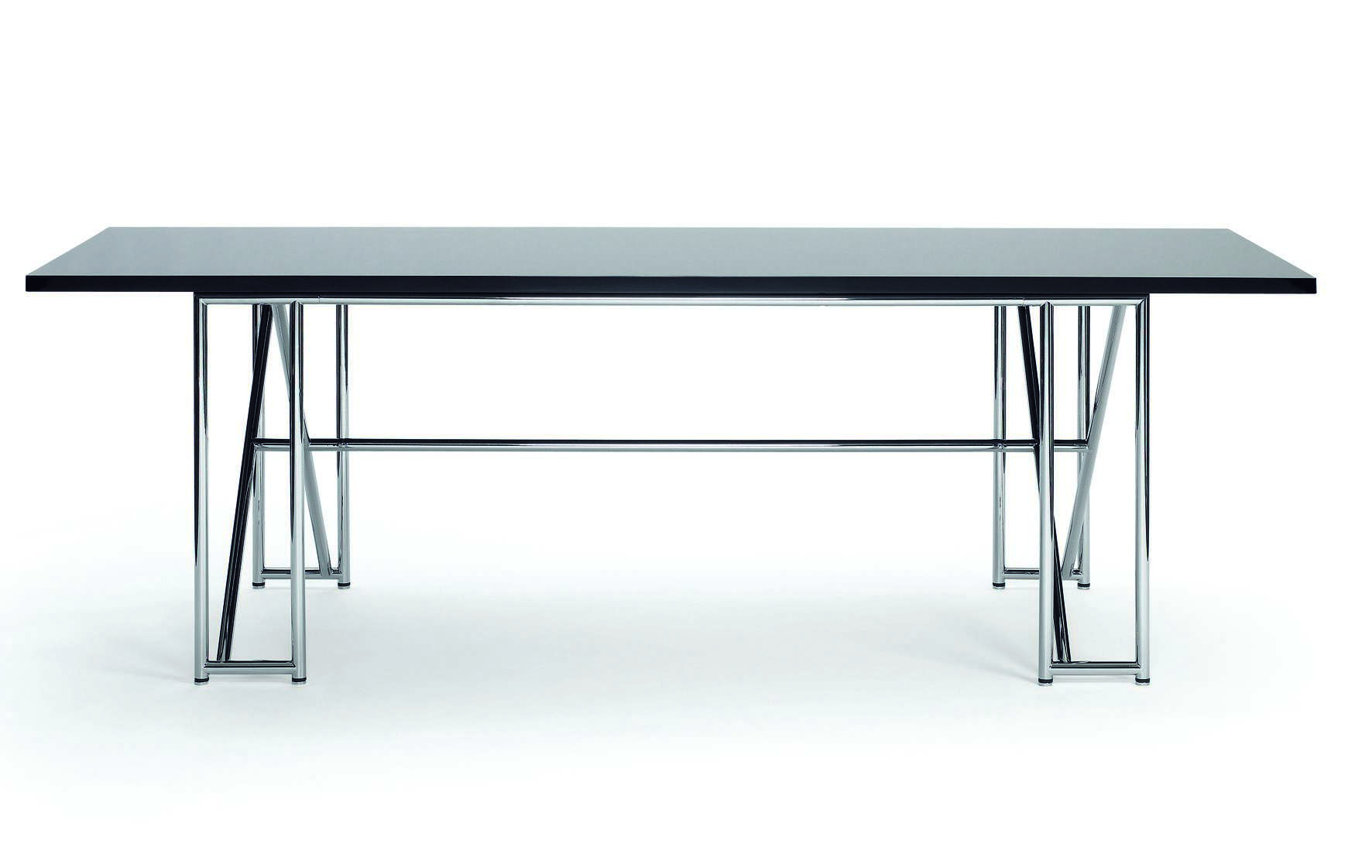 Double X Tisch von ClassiCon: Moderner Esstisch mit schwarzer Tischplatte und verchromtem Stahlgestell.