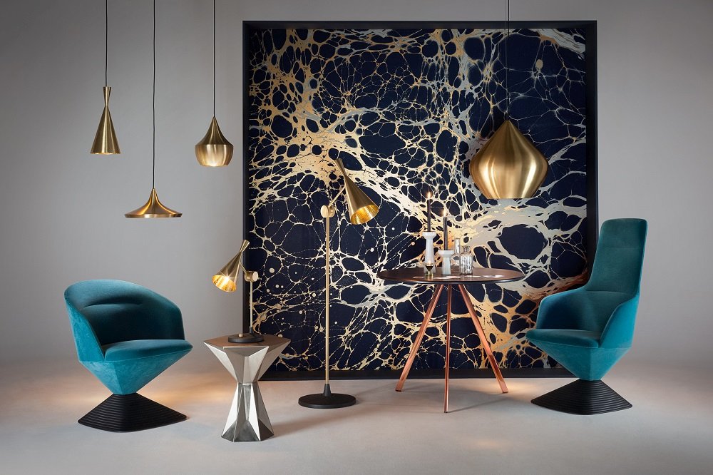 Tom Dixon Beat Pendelleuchten: Messingfarbene Hängelampen in modernem Wohnzimmer-Interieur, stimmungsvolle Beleuchtung.