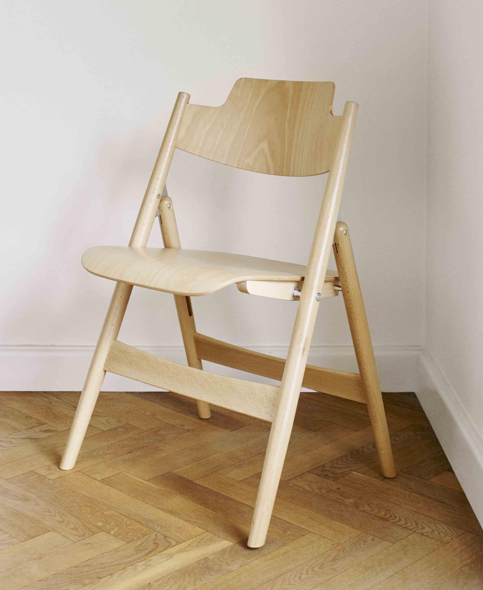 SE 18 Klappstuhl von Wilde+Spieth aus hellem Holz, minimalistisches Design für Esszimmer und Wohnbereich.