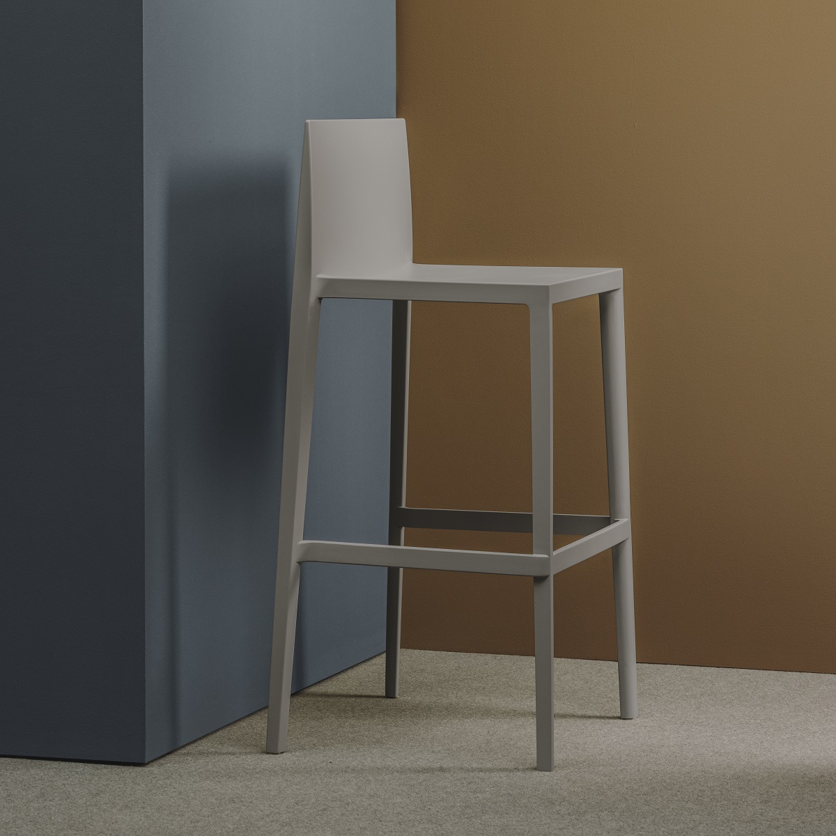 Sail BQ1250 Barhocker von Andreu World, grauer Design-Barstuhl mit Rückenlehne für moderne Küchen oder Bars.
