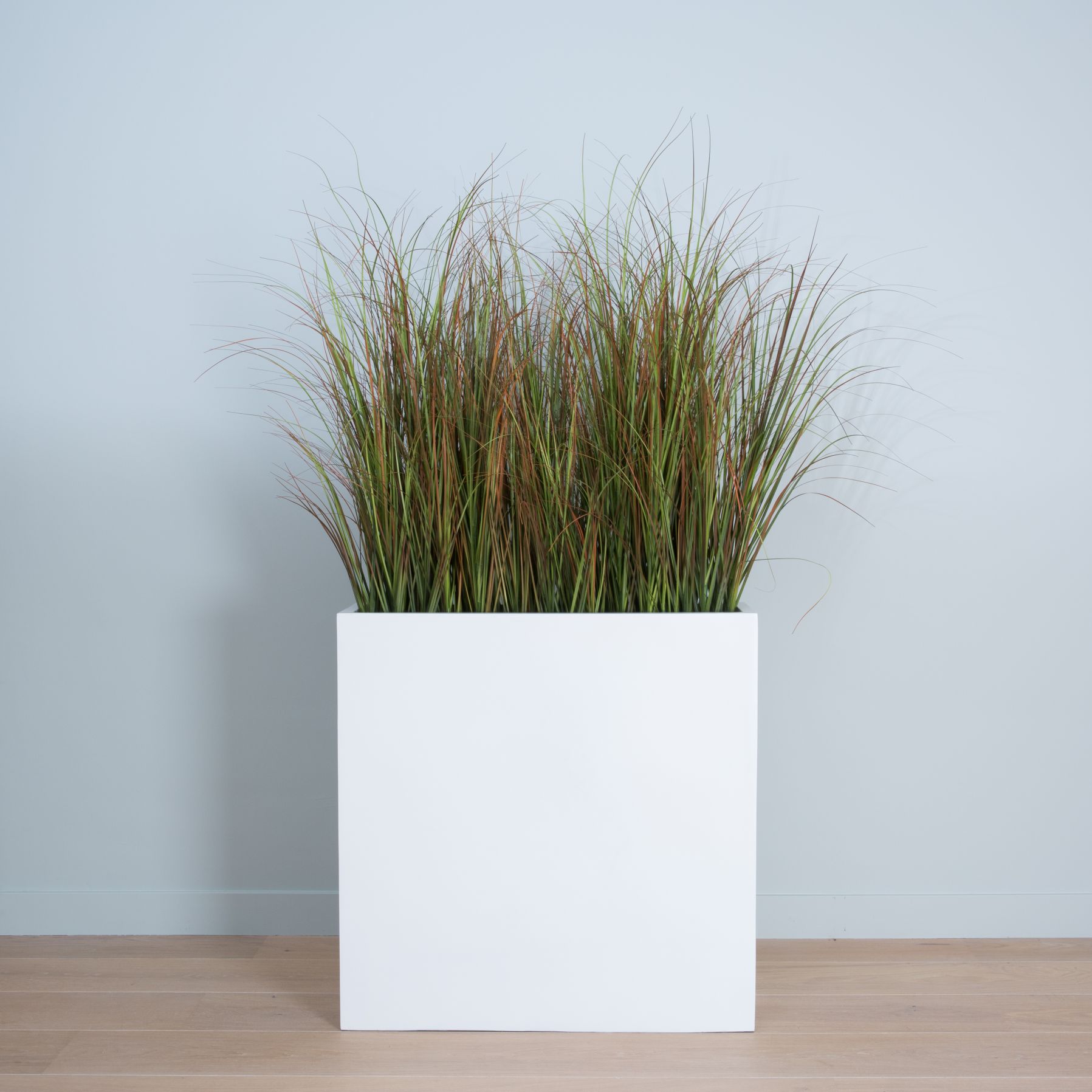Copenhague Grass Seperator Kunstpflanze im weißen Topf. Dekorative Kunstgräser für Innenräume.