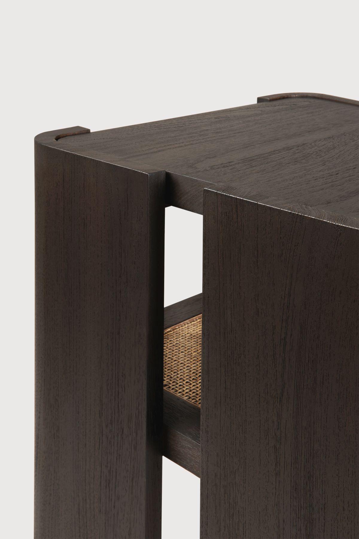 Detailaufnahme des Ethnicraft Panel Beistelltisches aus dunklem Holz mit Rattan-Ablage. Moderner Nachttisch für Schlafzimmer.