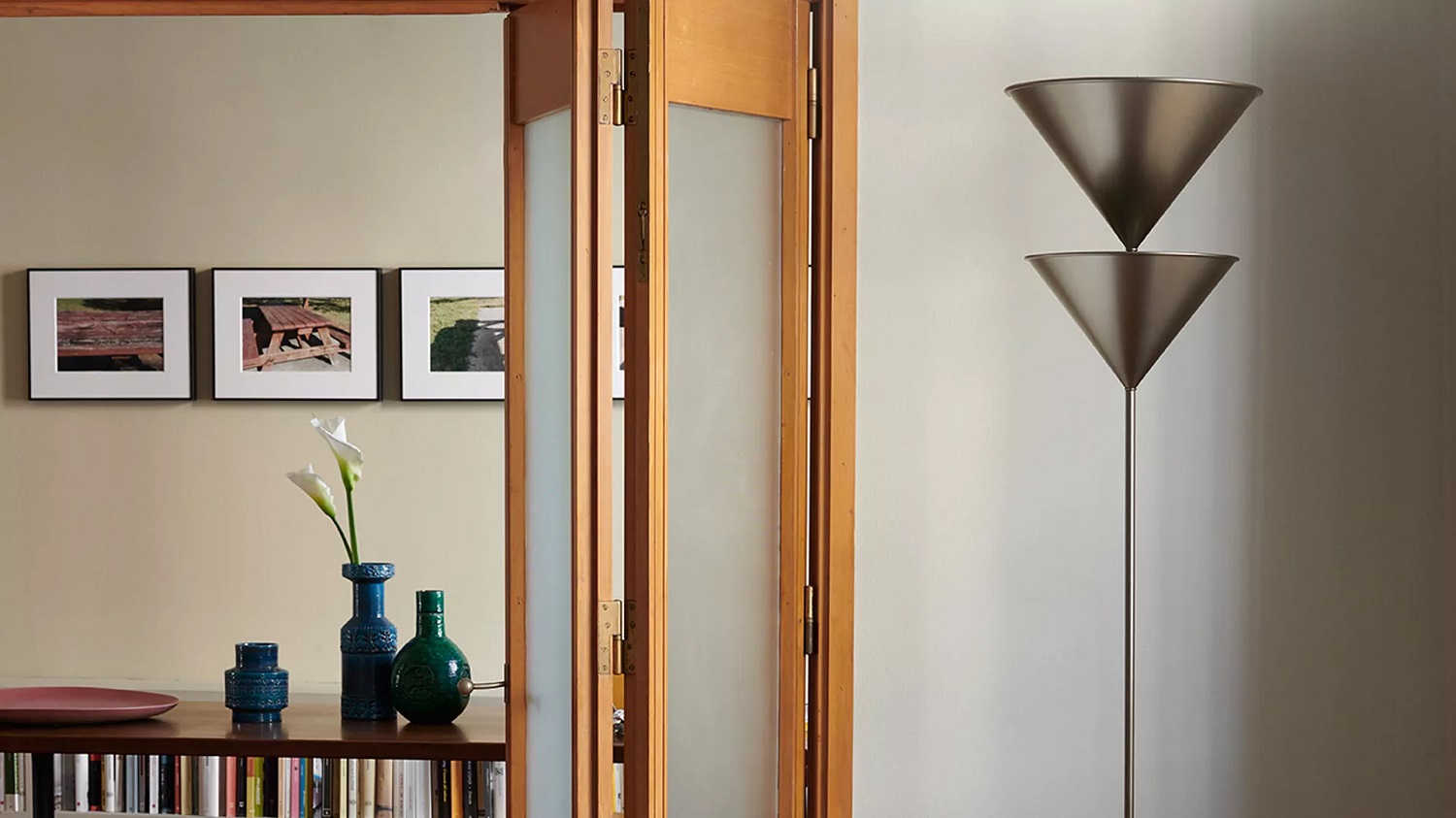 Pascal Stehleuchte von Oluce: Moderne Stehlampe mit zwei konischen Lampenschirmen im Wohnraum.