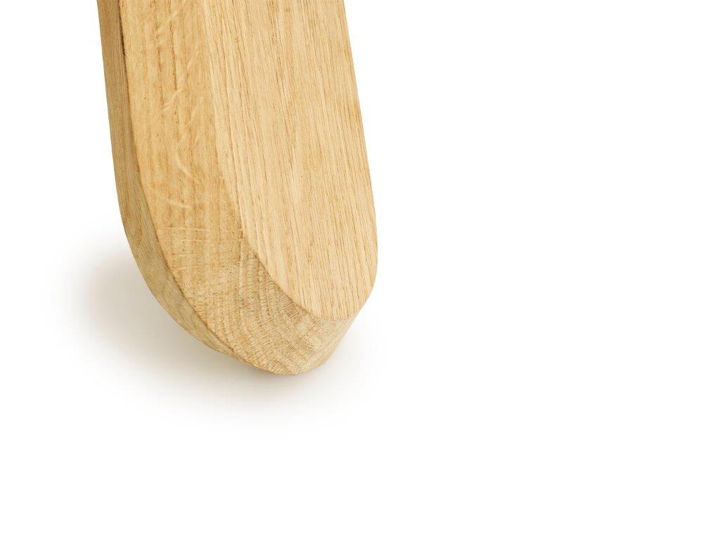 Detailaufnahme vom Bein des Normann Copenhagen Ding Table Tisches aus hellem Eichenholz.