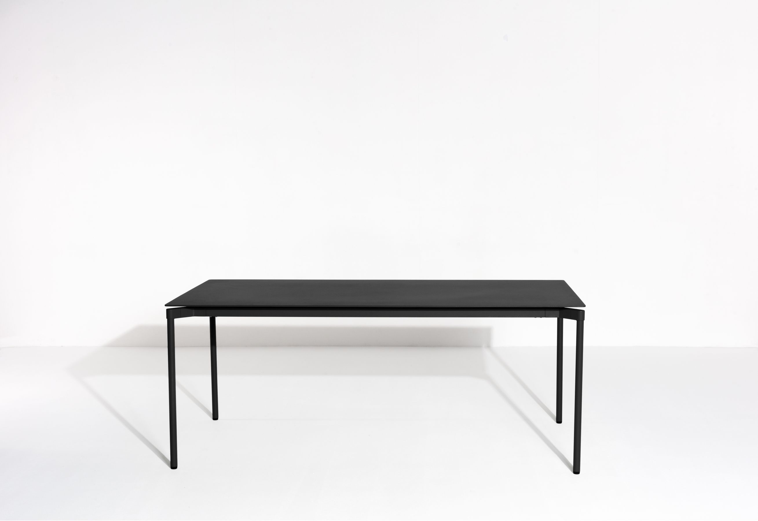 Schwarzer Fromme Esstisch rechteckig von Petite Friture. Moderner Tisch mit minimalistischem Design für Esszimmer.