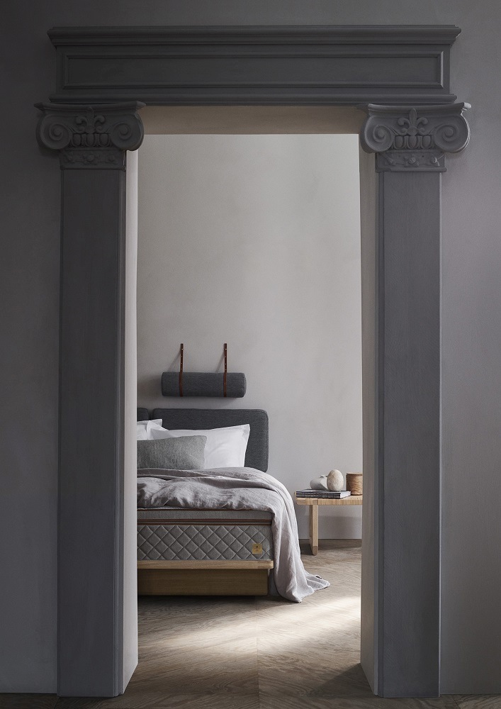 BM0488S Borge Mogensen Liege von Carl Hansen, minimalistisches Schlafzimmer Design mit Holzbett und Textilien.