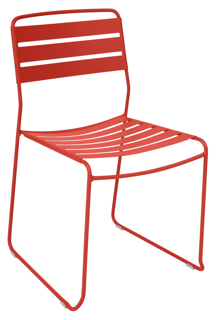 Roter Surprising Chair Stuhl von Fermob für den Außenbereich, minimalistisches Design mit Lattenstruktur.