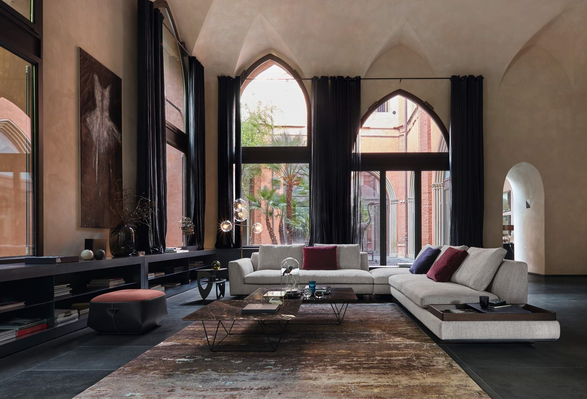 Oki Table Couchtisch von Walter Knoll in stilvollem Wohnzimmer mit Sofa, Teppich und Fenster.