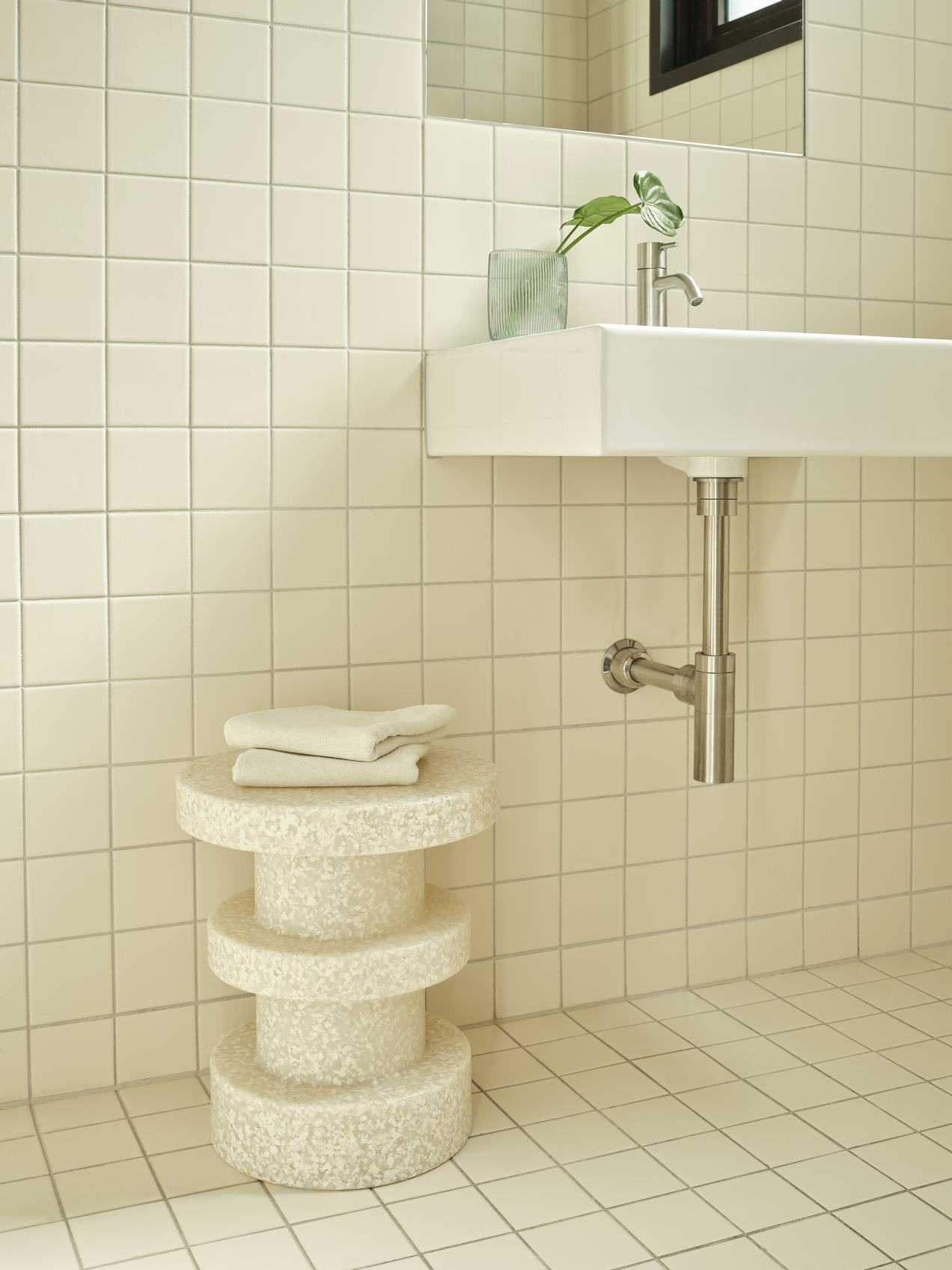 Normann Copenhagen Bit Stool Stack Hocker in hellem Badezimmer mit Handtüchern, minimalistisches Design.