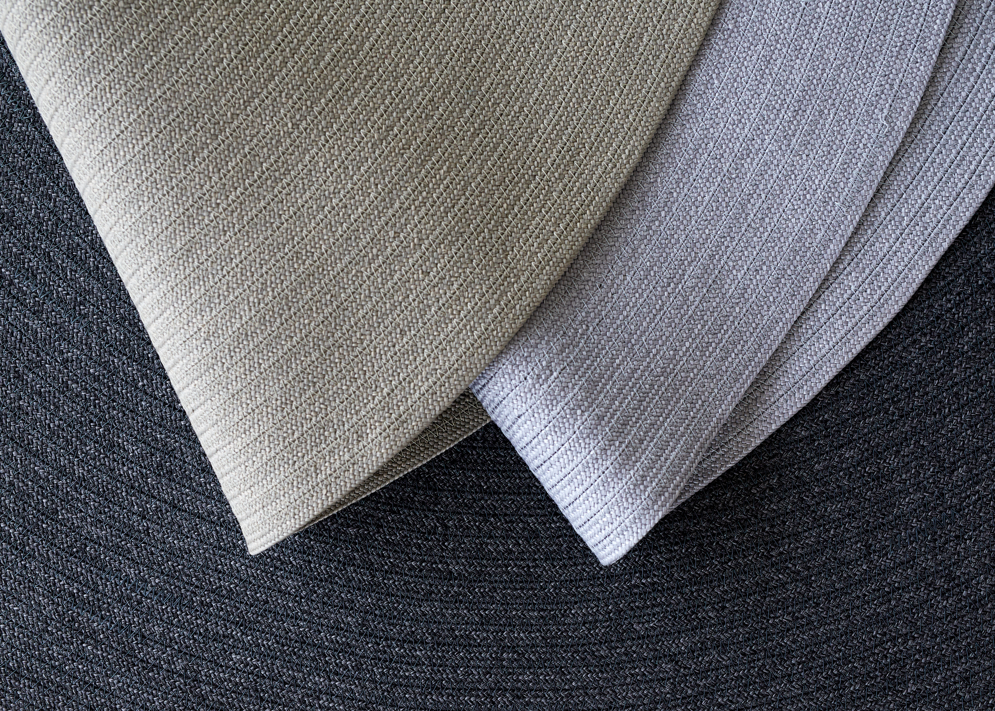 Detailaufnahme des Cane-Line Outdoor Teppichs in Taupe, der eine feine Textur und hochwertige Verarbeitung zeigt.