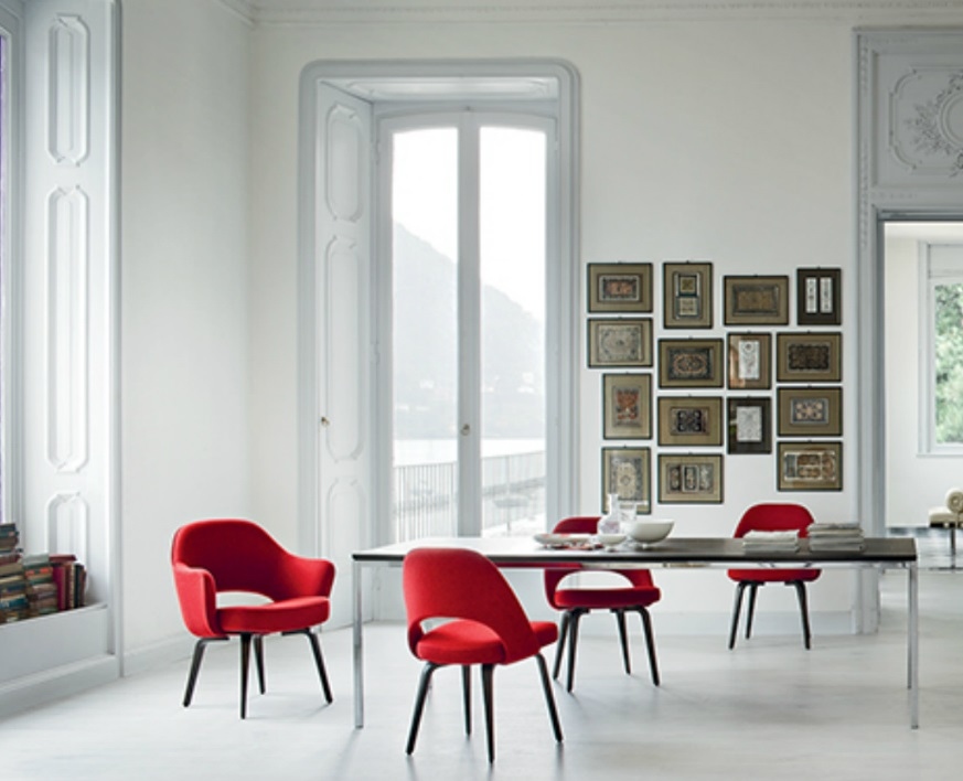 Rote Saarinen Conference Chairs von Knoll International um einen Esstisch in einem hellen Raum.