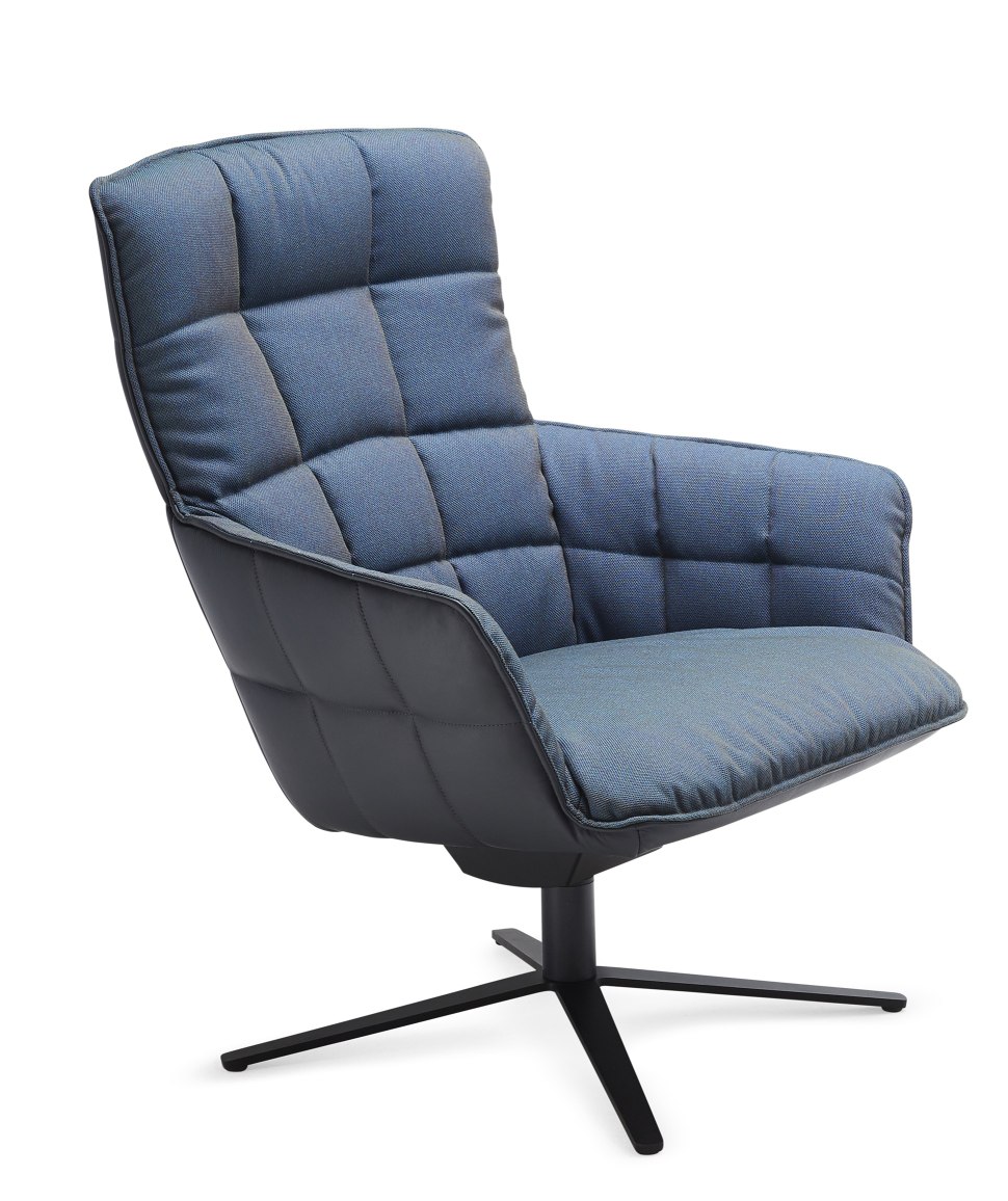 Marla Easy Chair High Sessel von Freifrau Manufaktur, blauer Stoffbezug mit Steppung und schwarzem Drehfuß.