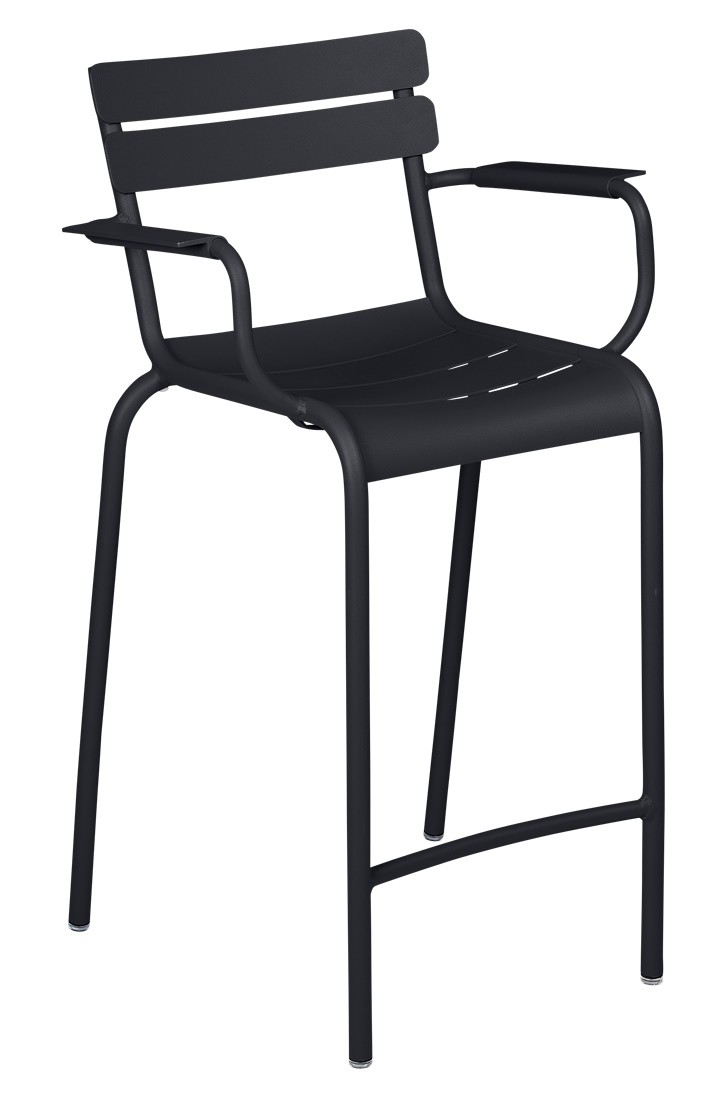 Schwarzer Luxembourg Barstool Barhocker von Fermob für den Außenbereich, modernes Design mit Armlehnen und Fußstütze.
