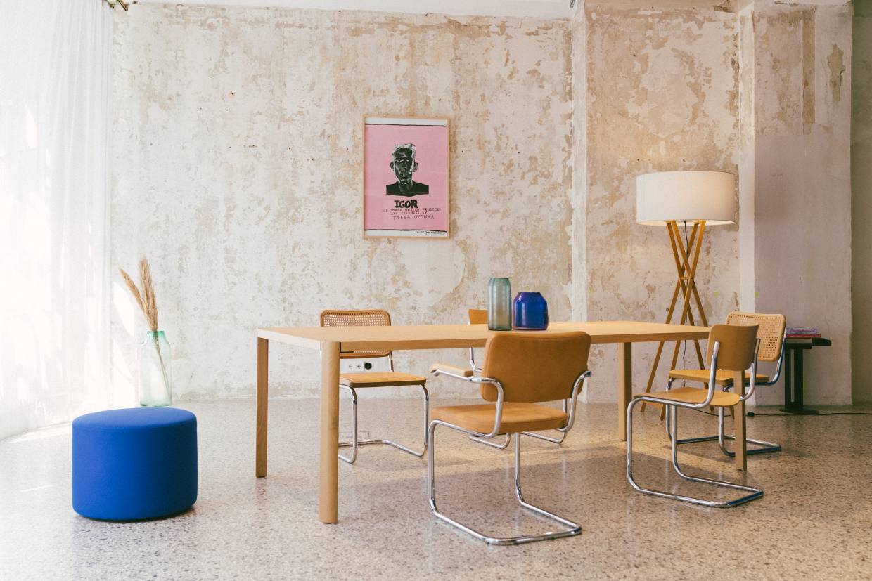 Heller 1140 Thonet Esstisch aus Holz mit vier Stühlen und Stahlrohrgestell in modernem Interieur.
