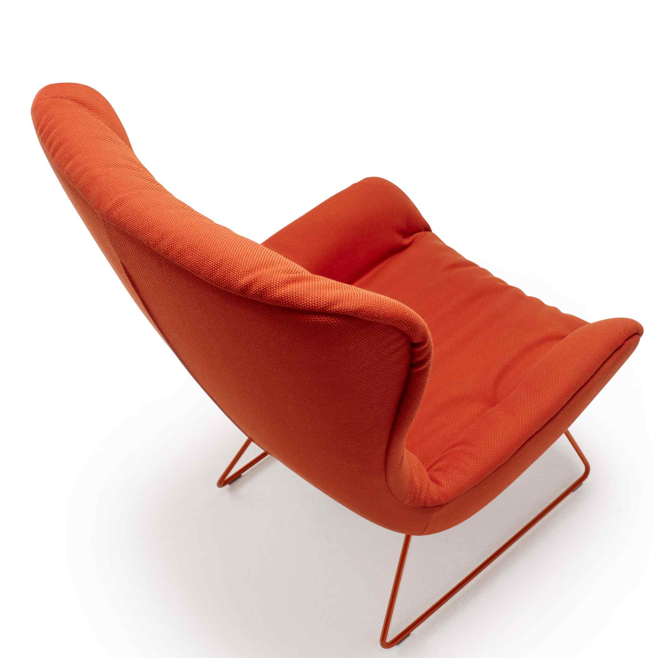 Oranger Leya Cocktail Sessel der Freifrau Manufaktur mit Wingback Rückenlehne und filigranem Metallgestell.