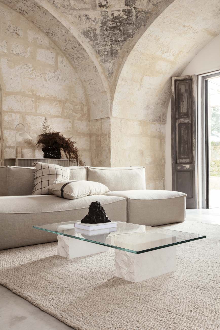 Ferm Living Mineral Couchtisch Bianco Curia mit Glasplatte und mineralischen Füßen im Wohnzimmer.