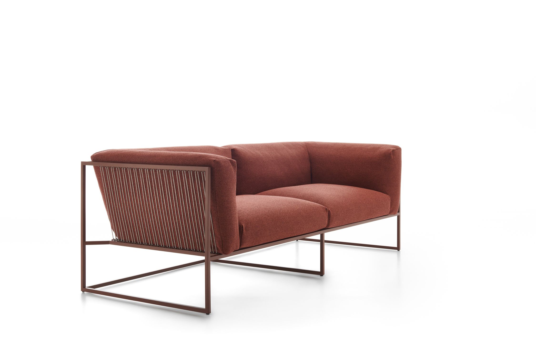 Arpa Outdoor Sofa von MDF Italia, 3-Sitzer in Terrakotta mit Metallgestell und geflochtener Rückenlehne.