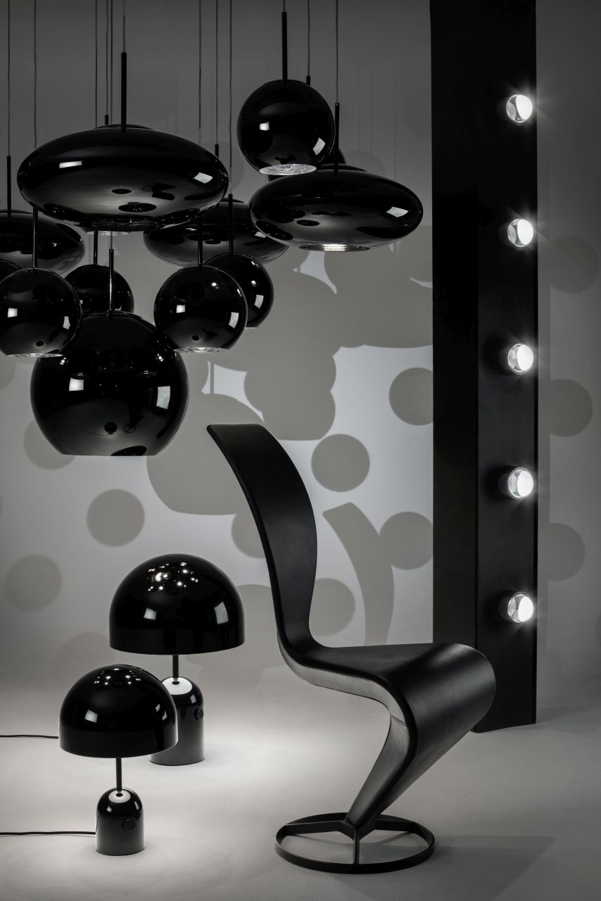 Schwarze Tom Dixon Bell Tischleuchte LED, Hängelampen und Stuhl in einem modernen Studio.