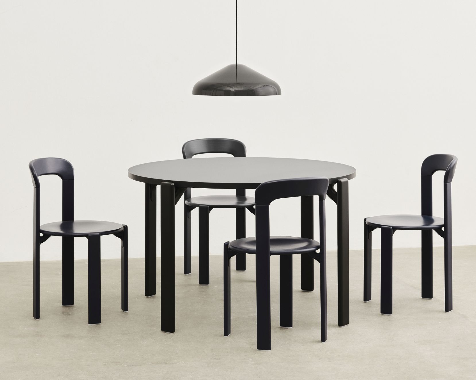 Schwarzer runder Rey Table Tisch von Hay mit vier passenden Stühlen und Lampe.