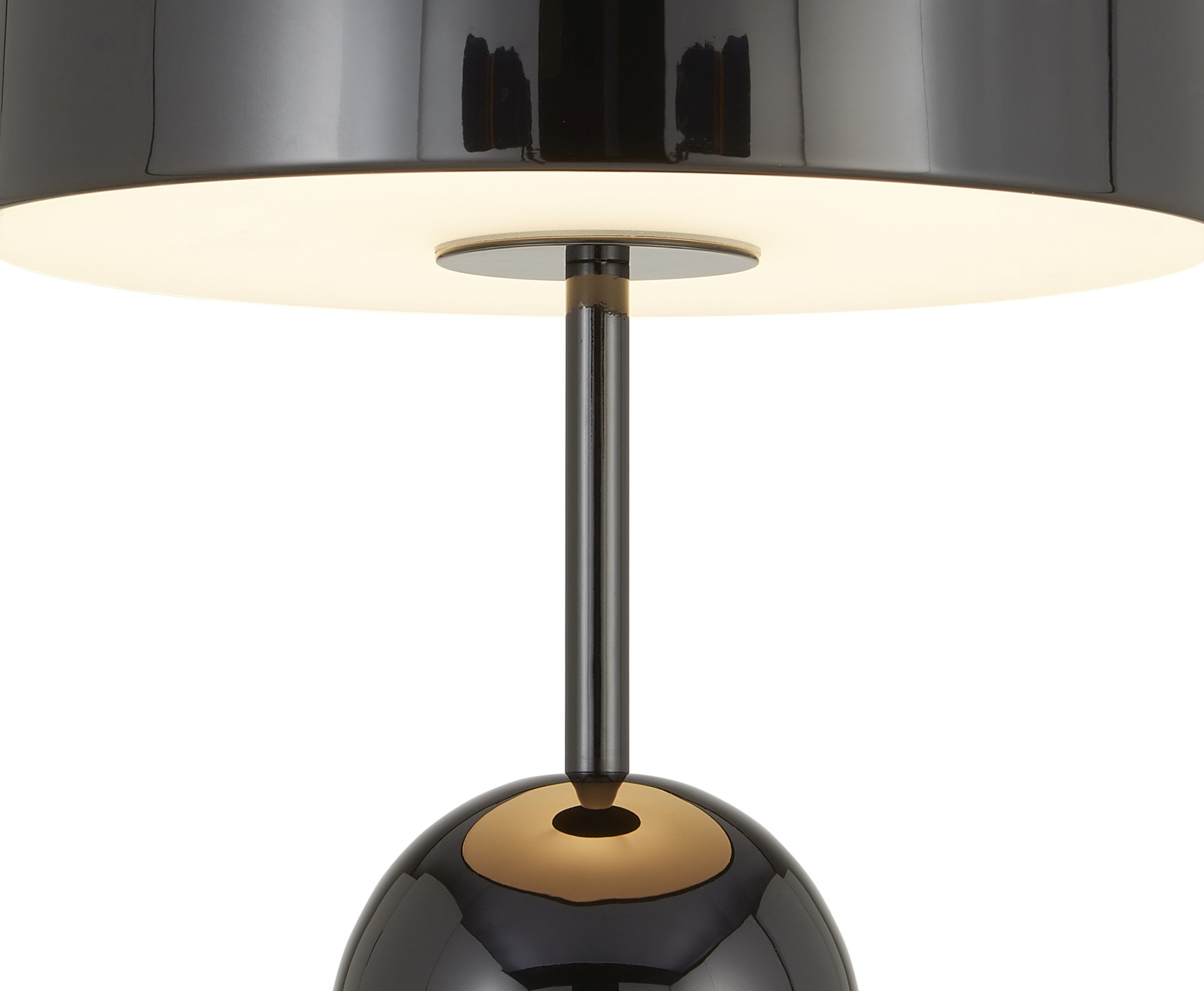 Detailaufnahme der schwarzen Tom Dixon Bell Tischleuchte LED mit warmem Lichtschein.