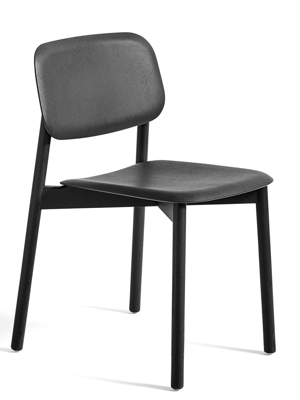Schwarzer Soft Edge Stuhl von Hay, minimalistisches Design mit abgerundeten Formen und Holzstruktur.