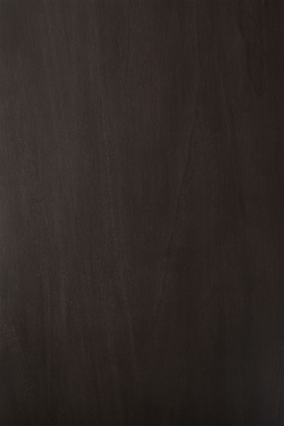 Detailaufnahme der Mahagoni-Holzoberfläche des Ethnicraft Boomerang Couchtisches. Dunkles, edles Holz für Wohnzimmer.