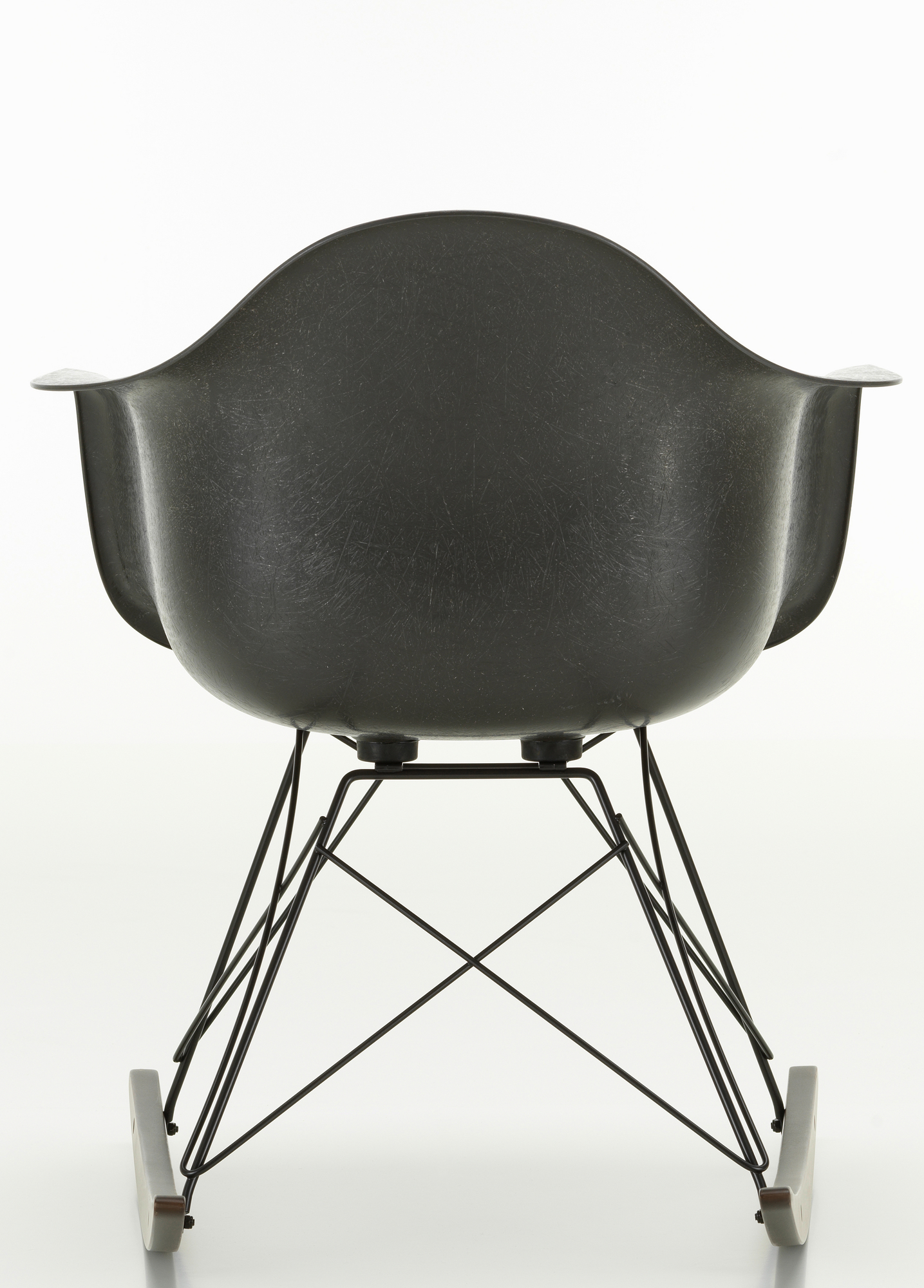 Rückansicht des Eames RAR Schaukelstuhls von Vitra mit schwarzer Fiberglas-Sitzschale und Kufengestell.