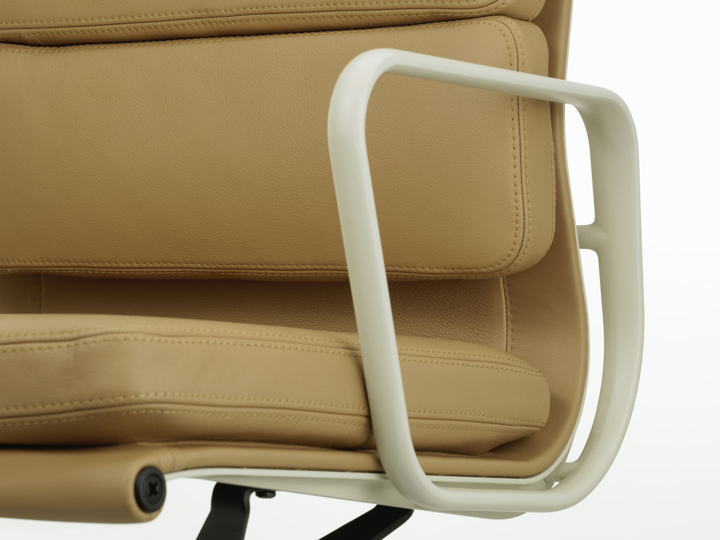 Detailaufnahme des Soft Pad Chair EA 231 von Vitra mit beigem Leder und weißen Armlehnen.