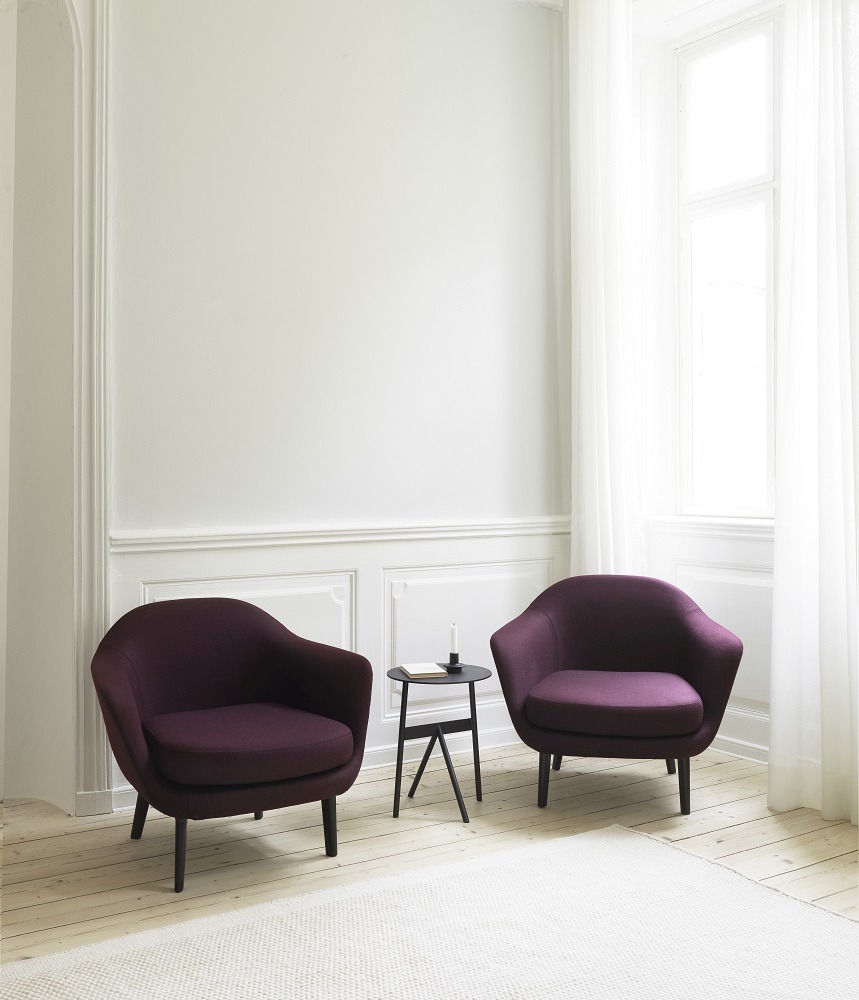 Zwei lila Sum Lounge Armchair Sessel von Normann Copenhagen in einem hellen Wohnzimmer.