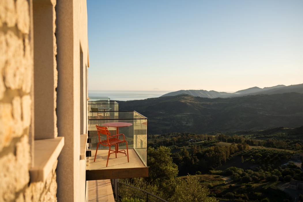 Alua Armrest Dining Chair von Houe auf Balkon mit Panoramablick, Outdoor Armlehnen Stuhl.