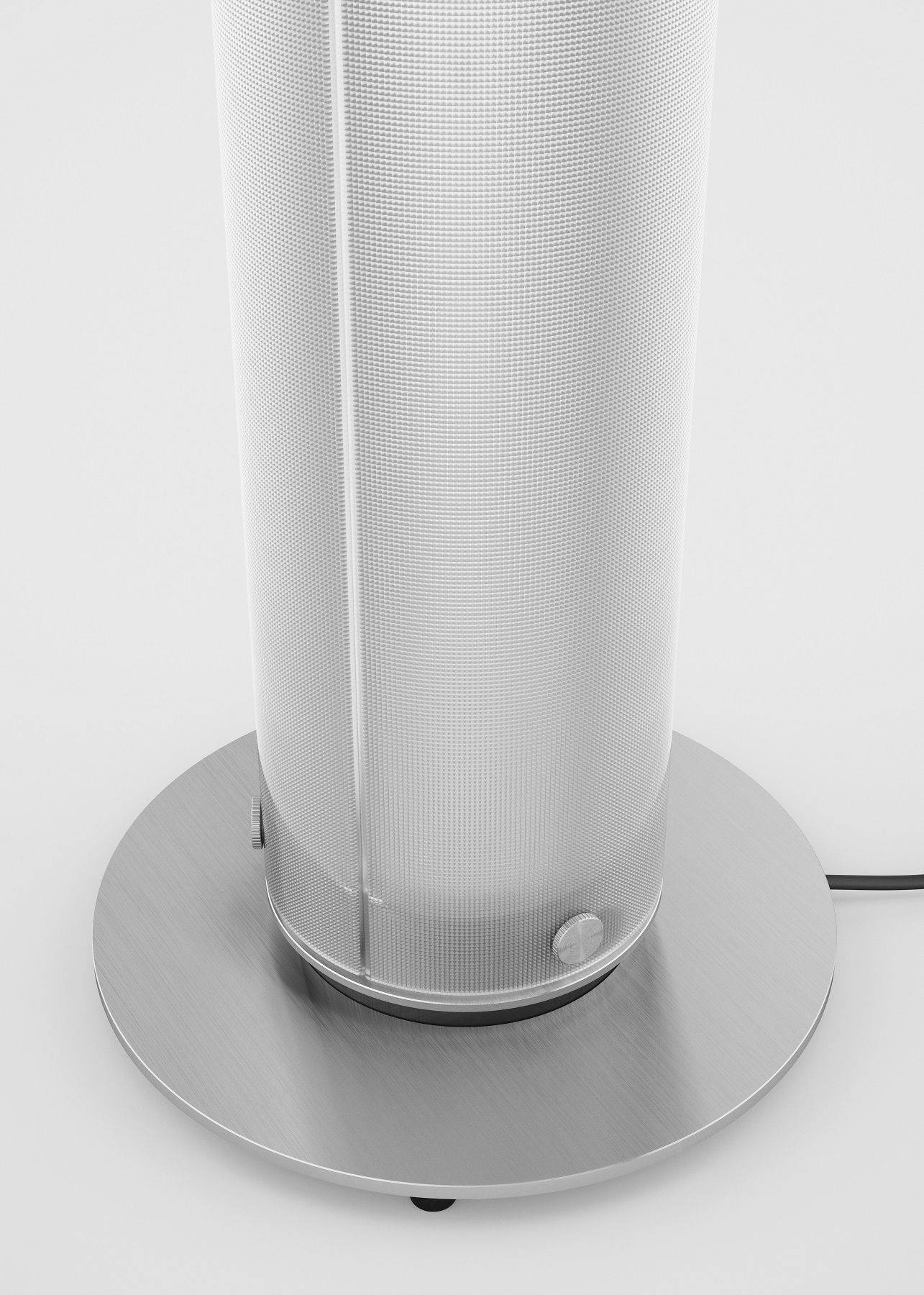 Detailaufnahme der Belux Twilight 360 Stehleuchte: Moderne, zylindrische Lampe mit silbernem Metallfuß und feiner Oberflächenstruktur.