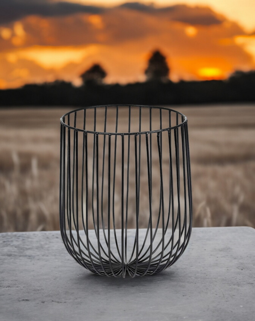 Schwarzer Catu Korb von Serax, ein dekorativer Drahtkorb für Obst, Brot oder als modernes Wohnaccessoire.