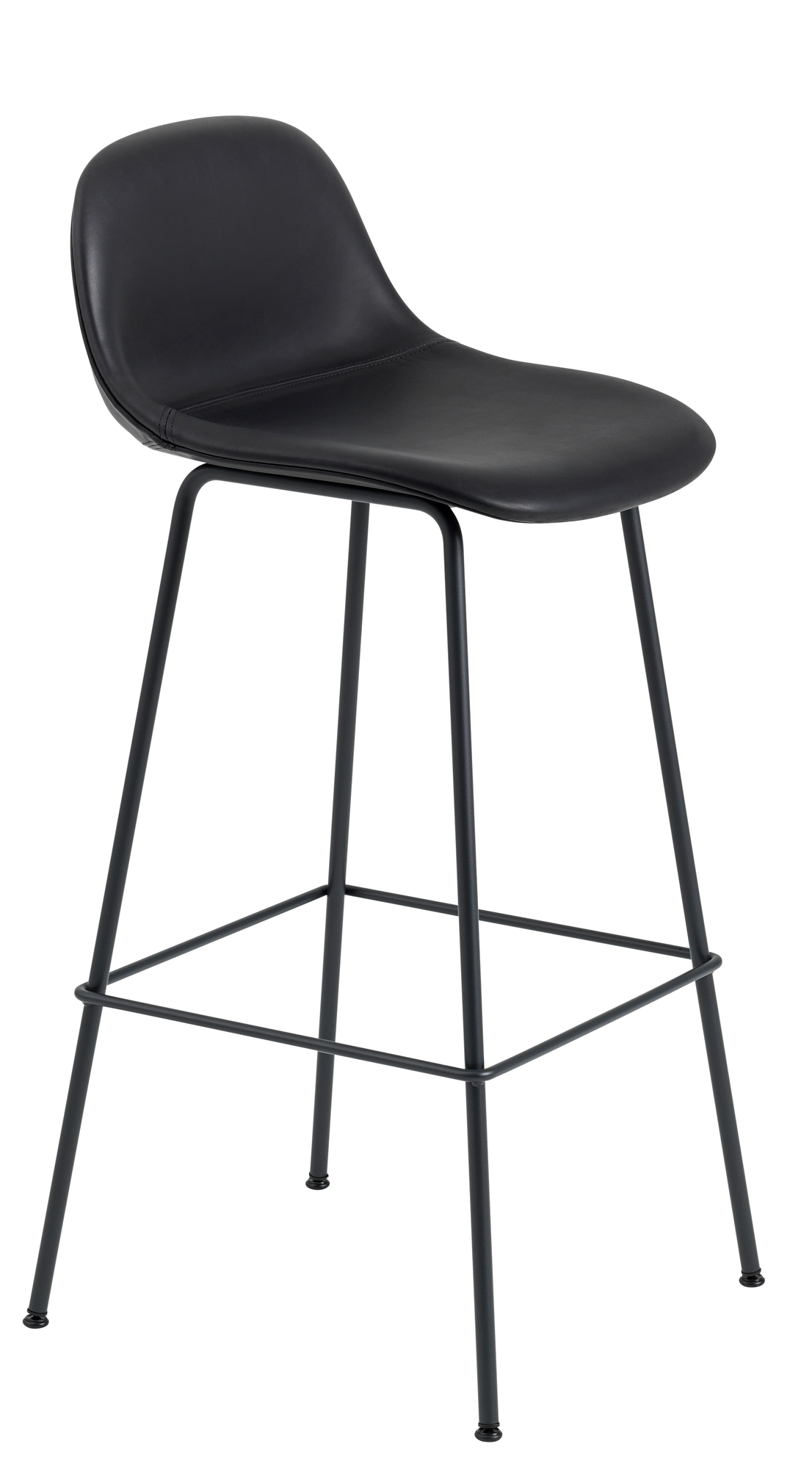 Schwarzer Fiber Counter Stool Barhocker von Muuto mit Rückenlehne und schwarzem Metallgestell.