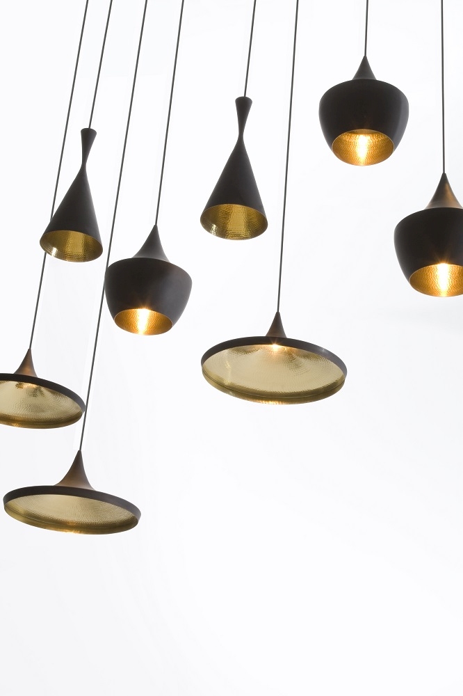 Nahaufnahme von mehreren Beat Pendelleuchten von Tom Dixon mit goldenen Innenseiten.