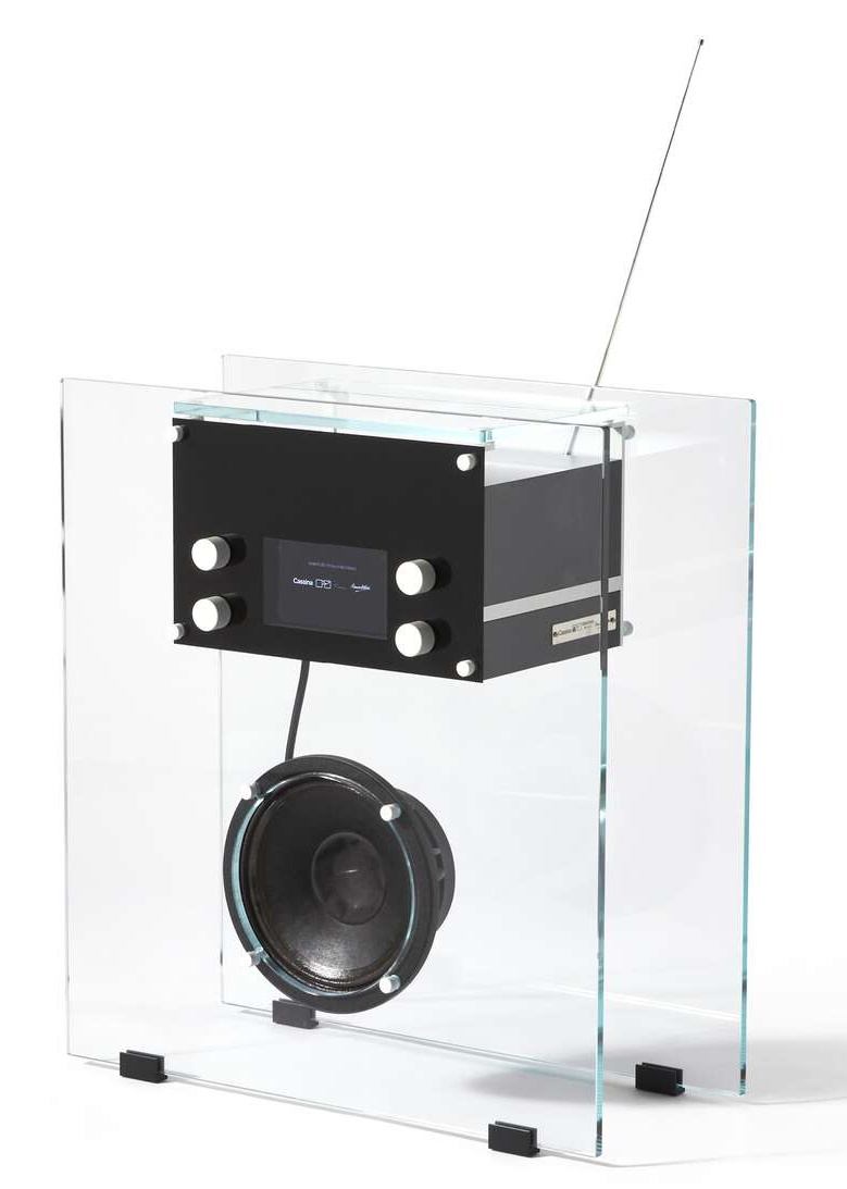 Cassina 842 Radio in Cristallo: Design-Radio mit transparentem Gehäuse und Lautsprecher.