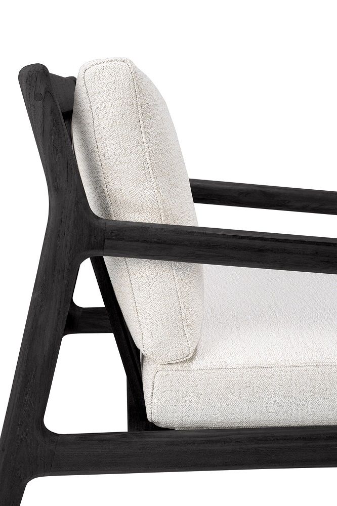 Detailaufnahme: Jack Outdoor Sofa von Ethnicraft mit schwarzem Teakholzrahmen und hellen Polsterkissen.