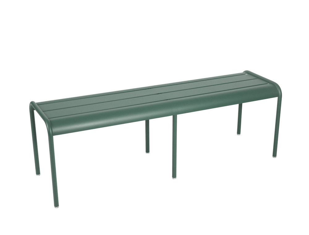 Grüne Luxembourg Bank von Fermob für den Außenbereich, modernes Design mit Lattenrost-Sitzfläche.