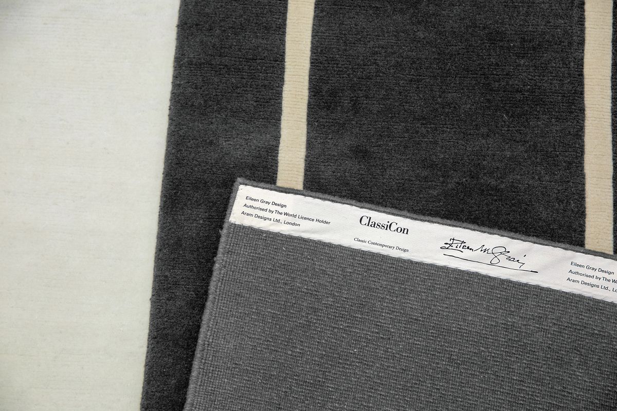 Monolith Teppich von ClassiCon, 200x300cm, grauer Wollteppich mit beigen Streifen, modernes Design für Wohnzimmer.